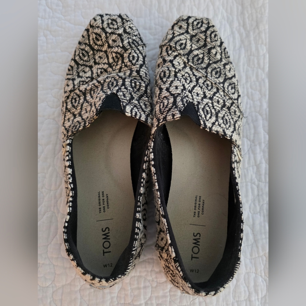 TOMS Women's Size 12 Patterned Black and White Alpargatas